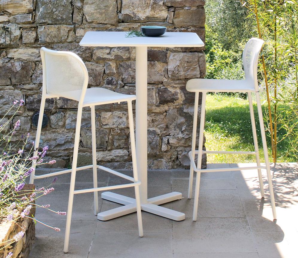 High garden table and outlet stools